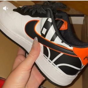 Air Force 1 ~ white, black, orange 🧡🤍🖤
men’s size 9